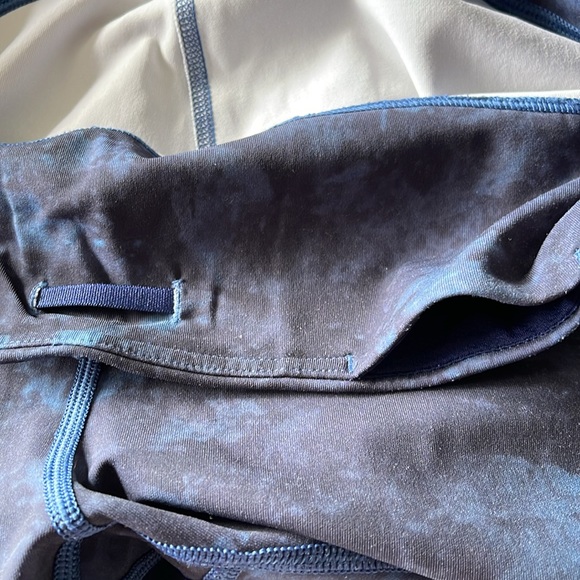 Rare LuLuLemon Blue Ombré‎ wave speed under legging. Size 10. Deep sea. Like New - Picture 5 of 9